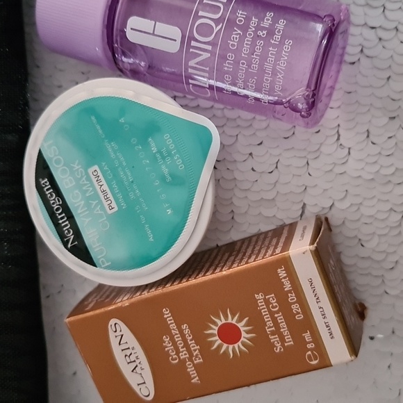Clinique neutrogena clarins + 2 makeup bags - Picture 3 of 4